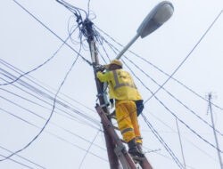 Pemasangan 10 Lampu PJU di Kelurahan Gedong Rampung