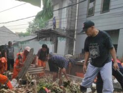 Puluhan Personel Gabungan Bersihkan Sampah di Ceger Cipayung