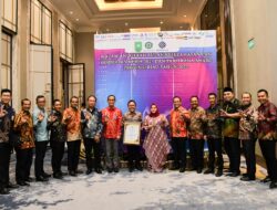 Lindungi Keselamatan Kerja Masyarakatnya, Bupati Kasmarni Terbaik 1 Paritrana Award Riau