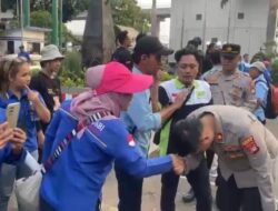 Momen Kompol Arif Purnama Oktara Cium Tangan Ibu Peserta Demo di Depan Kemnaker