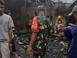 Babinsa Bantu Evakuasi Rumah Warga Yang Terdampak Kebakaran