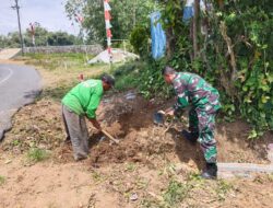 Cegah Banjir, Babinsa Koramil 13/Pulosari Bersama Masyarakat Bersihkan Drainase