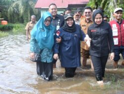 Prihatin dengan Warga Terdampak Banjir, Bupati Kasmarni Tinjau Lokasi Banjir Sembari Salurkan Bantuan