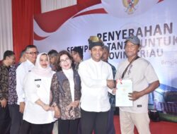 Tersenyum Lebar Masyarakat Bengkalis Terima Sertipikat Tanah Gratis, Kasmarni: Terima Kasih Wamen ATR/BPN