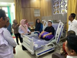Bupati Bengkalis ke-14 Amril Mukminin Besuk Kadis Kominfotik Bengkalis yang Sedang Dirawat RSUD