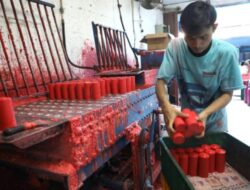 Intip Pembuatan Lilin Imlek di Kapuk Muara