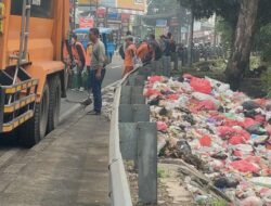 Gercep, Tim Satgas Kebersihan Kecamatan Tapos Bersihkan Sampah Liar