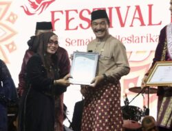Pj Bupati Kerinci Terima Penghargaan Explore Jambi Award di Festival Batanghari 2024