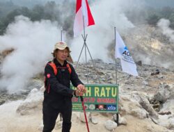 Peringati HUT ke-79 RI, Pj Bupati Bogor Kibarkan Bendera Merah Putih di Gunung Salak