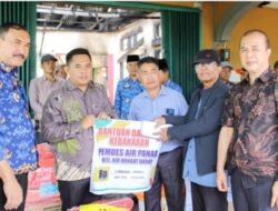 Pj Bupati Asraf Serahkan Bantuan untuk Korban Kebakaran di Air Hangat Barat