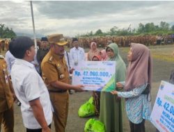 Bupati dan Wakil Bupati Kerinci Serahkan Santunan JKN di Hari Pertama Bertugas