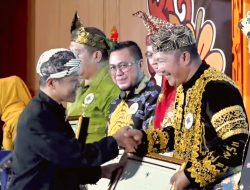 Festival Tunas Bahasa Ibu Nasional, Bupati Monadi Terima Penghargaan dari Kemendikdasmen