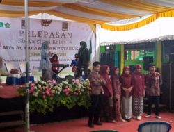 Sebagai Bentuk Rasa Hormat, Siswa-Siswi MTs Al Mu’awanah Basuh Kaki Orang Tua Saat Acara Kelulusan